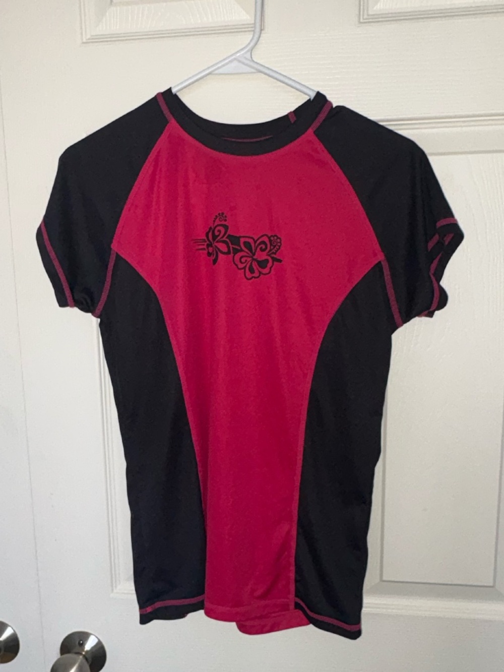 Black & Magenta Pink Hibiscus Short Sleeve Rash Guard